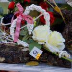 Przygotowania na Wszystkich Świętych. Kwiaty / Piotr Kwaśniewski / Radio Kielce