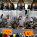 25.10.2019. Kielce. Przygotowania na Wszystkich Świętych. Znicze / Piotr Kwaśniewski / Radio Kielce