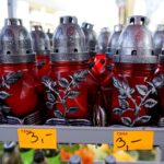 25.10.2019. Kielce. Przygotowania na Wszystkich Świętych. Znicze / Piotr Kwaśniewski / Radio Kielce