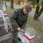 29.10.2019. Kielce. Wojska Obrony Terytorialnej i dzieci z kieleckich szkół sprzątają groby na Cmentarzu Starym / Piotr Kwaśniewski / Radio Kielce
