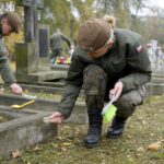 29.10.2019. Kielce. Wojska Obrony Terytorialnej i dzieci z kieleckich szkół sprzątają groby na Cmentarzu Starym / Piotr Kwaśniewski / Radio Kielce