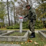 29.10.2019. Kielce. Wojska Obrony Terytorialnej i dzieci z kieleckich szkół sprzątają groby na Cmentarzu Starym / Piotr Kwaśniewski / Radio Kielce