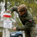 29.10.2019. Kielce. Wojska Obrony Terytorialnej i dzieci z kieleckich szkół sprzątają groby na Cmentarzu Starym / Piotr Kwaśniewski / Radio Kielce