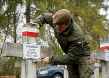 29.10.2019. Kielce. Wojska Obrony Terytorialnej i dzieci z kieleckich szkół sprzątają groby na Cmentarzu Starym / Piotr Kwaśniewski / Radio Kielce