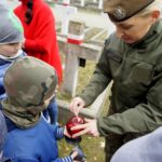 29.10.2019. Kielce. Wojska Obrony Terytorialnej i dzieci z kieleckich szkół sprzątają groby na Cmentarzu Starym / Piotr Kwaśniewski / Radio Kielce