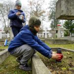 29.10.2019. Kielce. Wojska Obrony Terytorialnej i dzieci z kieleckich szkół sprzątają groby na Cmentarzu Starym / Piotr Kwaśniewski / Radio Kielce