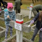 29.10.2019. Kielce. Wojska Obrony Terytorialnej i dzieci z kieleckich szkół sprzątają groby na Cmentarzu Starym / Piotr Kwaśniewski / Radio Kielce
