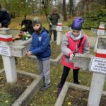 29.10.2019. Kielce. Wojska Obrony Terytorialnej i dzieci z kieleckich szkół sprzątają groby na Cmentarzu Starym / Piotr Kwaśniewski / Radio Kielce