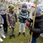 29.10.2019. Kielce. Wojska Obrony Terytorialnej i dzieci z kieleckich szkół sprzątają groby na Cmentarzu Starym / Piotr Kwaśniewski / Radio Kielce