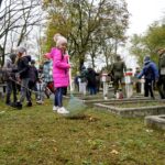 29.10.2019. Kielce. Wojska Obrony Terytorialnej i dzieci z kieleckich szkół sprzątają groby na Cmentarzu Starym / Piotr Kwaśniewski / Radio Kielce