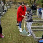 29.10.2019. Kielce. Wojska Obrony Terytorialnej i dzieci z kieleckich szkół sprzątają groby na Cmentarzu Starym / Piotr Kwaśniewski / Radio Kielce