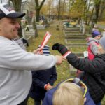 29.10.2019. Kielce. Wojska Obrony Terytorialnej i dzieci z kieleckich szkół sprzątają groby na Cmentarzu Starym / Piotr Kwaśniewski / Radio Kielce