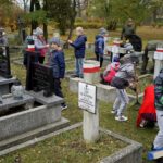 29.10.2019. Kielce. Wojska Obrony Terytorialnej i dzieci z kieleckich szkół sprzątają groby na Cmentarzu Starym / Piotr Kwaśniewski / Radio Kielce