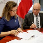 30.10.2019. Kielce. Przekazanie funduszy dla powiatu opatowskiego na przebudowę internatu w Opatowie i budynku Specjalnego Ośrodka Szkolno–Wychowawczego w Niemienicach. Na zdjęciu (od lewej): Agata Wojtyszek - wojewoda świętokrzyski, poseł elekt i Tomasz Staniek - starosta opatowski / Piotr Kwaśniewski / Radio Kielce