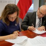 30.10.2019. Kielce. Przekazanie funduszy dla powiatu opatowskiego na przebudowę internatu w Opatowie i budynku Specjalnego Ośrodka Szkolno–Wychowawczego w Niemienicach. Na zdjęciu (od lewej): Agata Wojtyszek - wojewoda świętokrzyski, poseł elekt i Tomasz Staniek - starosta opatowski / Piotr Kwaśniewski / Radio Kielce