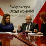 30.10.2019. Kielce. Przekazanie funduszy dla powiatu opatowskiego na przebudowę internatu w Opatowie i budynku Specjalnego Ośrodka Szkolno–Wychowawczego w Niemienicach. Na zdjęciu (od lewej): Agata Wojtyszek - wojewoda świętokrzyski, poseł elekt; Tomasz Staniek - starosta opatowski i Małgorzata Jalowska - wicestarosta opatowski / Piotr Kwaśniewski / Radio Kielce