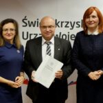 30.10.2019. Kielce. Przekazanie funduszy dla powiatu opatowskiego na przebudowę internatu w Opatowie i budynku Specjalnego Ośrodka Szkolno–Wychowawczego w Niemienicach. Na zdjęciu (od lewej): Agata Wojtyszek - wojewoda świętokrzyski, poseł elekt; Tomasz Staniek - starosta opatowski i Małgorzata Jalowska - wicestarosta opatowski / Piotr Kwaśniewski / Radio Kielce