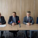 30.10.2019. Kielce. Osoby niepełnosprawne otrzymały dofinansowanie na otwarcie własnych działalności gospodarczych. Na zdjęciu (od lewej): Stefan Bąk - członek zarządu powiatu kieleckiego, Mirosław Gębski - starosta kielecki, Krzysztof Słoń - senator PiS i Andrzej Michalski - dyrektor świętokrzyskiego oddziału PFRON / Piotr Kwaśniewski / Radio Kielce