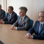 30.10.2019. Kielce. Osoby niepełnosprawne otrzymały dofinansowanie na otwarcie własnych działalności gospodarczych. Na zdjęciu (od lewej): Stefan Bąk - członek zarządu powiatu kieleckiego, Mirosław Gębski - starosta kielecki, Krzysztof Słoń - senator PiS i Andrzej Michalski - dyrektor świętokrzyskiego oddziału PFRON / Piotr Kwaśniewski / Radio Kielce