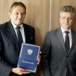 30.10.2019. Kielce. Osoby niepełnosprawne otrzymały dofinansowanie na otwarcie własnych działalności gospodarczych. Na zdjęciu: Mirosław Gębski - starosta kielecki i Krzysztof Słoń - senator PiS / Piotr Kwaśniewski / Radio Kielce