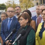 02.10.2019. Kielce. Konferencja Małgorzaty Kidawy-Błońskiej i Grzegorza Schetyny. Na zdjęciu (od lewej): Jerzy Materek - kandydat do Sejmu z listy KO, Anna Dziewanowska - kandydatka do Sejmu z listy KO, Artur Gierada - przewodniczący świętokrzyskiej PO, Izabela Leszczyna - posłanka PO i Małgorzata Kidawa-Błońska - kandydatka KO na premiera / Radio Kielce