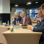 03.10.2019. Kielce. Debata świętokrzyskich kandydatów w wyborach do Sejmu. Krzysztof Bosak - lider listy Konfederacji, Mariusz Gosek z listy Prawa i Sprawiedliwości, Czesław Siekierski - jedynka PSL Koalicji Polskiej, Bartłomiej Sienkiewicz - lider listy Koalicji Obywatelskiej, Andrzej Szejna startujący z pierwszego miejsca na liście Lewicy w regionie, a także Marcin Woch - kandydat komitetu Bezpartyjni i Samorządowcy / Michał Kita / Radio Kielce