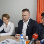 28.10.2019. Busko-Zdrój. Na zdjęciu (od lewej): Maciej Gawin – radny sejmiku, Jadwiga Emilewicz- minister przedsiębiorczości i technologii, Michał Cieślak - poseł, Elżbieta Śliwa – dyrektor zakładu produkcyjnego Buskowianka / Michał Kita / Radio Kielce