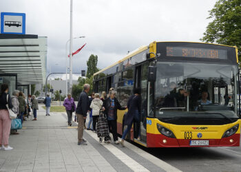 autobus MPK, przystanek autobusowy, komunikacja miejska / Patryk Cudzik / Radio Kielce