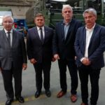 01.10.2019 Starachowice. Wizyta wiceministra Wojciecha Skurkiewicza w firmie Autobox. Na zdjęciu (od lewej): poseł Krzysztof Lipiec, wiceminister Wojciech Skurkiewicz, Krzysztof Siekański - wiceprezes firmy Autobox i Mirosław Kalinowski - prezes firmy Autobox / Anna Głąb / Radio Kielce