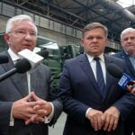 01.10.2019 Starachowice. Wizyta wiceministra Wojciecha Skurkiewicza w firmie Autobox. Na zdjęciu (od lewej): poseł Krzysztof Lipiec, wiceminister Wojciech Skurkiewicz, Krzysztof Siekański - wiceprezes firmy Autobox / Anna Głąb / Radio Kielce