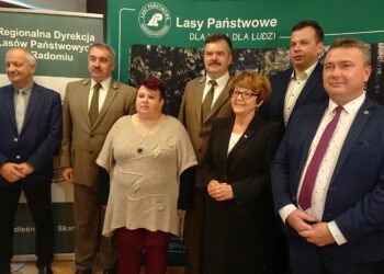 10.10.2019 Skarżysko. Przekazanie dotacji od Lasów Państwowych na przebudowę ulicy Ponurego w Skarżysku. Na zdjęciu (od lewej): Marek Czyż - dyrektor Zarządu Dróg Powiatowych w Skarżysku, Zbigniew Dąbrowski - nadleśniczy Nadleśnictwa Skarżysko, Anna Leżańska - wicestarosta powiatu skarżyskiego, Andrzej Matysiak - dyrektor Regionalnej Dyrekcji Lasów Państwowych w Radomiu, poseł Maria Zuba, Adam Ciok - członek zarządu powiatu skarżyskiego, Jacek Bryzik - wójt gminy Skarżysko Kościelne / Anna Głąb / Radio Kielce