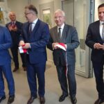 02.10.2019. Starachowice. Otwarcie wyremontowanego punktu obsługi klienta w Polskiej Spółce Gazownictwa w Starachowicach. Na zdjęciu (od lewej): Waldemar Chodorek - kierownik Rejonu Dystrybucji Gazu Starachowice, Ireneusz Krupa - członek zarządu PSG, Krzysztof Lipiec - poseł PiS i Radosław Słoniewski - dyrektor Polskiej Spółki Gazownictwa / Anna Głąb / Radio Kielce