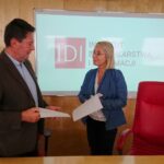 08.10.2019. Kielce. W V LO im. księdza Piotra Ściegiennego w Kielcach powstała klasa o profilu medialnym. Na zdjęciu (od lewej): dr Tomasz chrząstek - dyrektor Instytutu Dziennikarstwa UJK, prof. UJK Janusz Detka - dziekan Wydziału Humanistycznego UJK i Justyna Kukułka - dyrektor V Liceum Ogólnokształcącego im. księdza Piotra Ściegiennego w Kielcach / Daniel Lenart / Radio Kielce