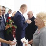 20.10.2019. Zagnańsk. Złote gody. Na zdjęciu (od lewej): Renat Janik - wicemarszałek województwa, Mirosław Gębski - starosta powiatu kieleckiego, Wojciech Ślefarski - wójt Zagnańska,  Mieczysław Dulęba i Aleksandra Dulęba  / Jarosław Kubalski / Radio Kielce