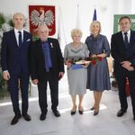 20.10.2019. Zagnańsk. Złote gody. Na zdjęciu (od lewej): Wojciech Ślefarski - wójt Zagnańska, Mieczysław Dulęba, Aleksandra Dulęba, Renata Janik - wicemarszałek województwa i Mirosław Gębski - starosta powiatu kieleckiego / Jarosław Kubalski / Radio Kielce