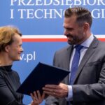 01.10.2019 Warszawa. Przekazanie dotacji na budowę zakładu wytwarzania produktów z konopi siewnych i przemysłowych. Na zdjęciu (od lewej): Jadwiga Emilewicz - minister przedsiębiorczości i technologi i Jason Dussault – dyrektor kanadyjskiego koncernu Stillcanna / Ministerstwo Przedsiębiorczości i Technologii