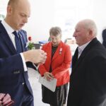 20.10.2019. Zagnańsk. Złote gody. Na zdjęciu (od lewej): Wojciech Ślefarski - wójt Zagnańska, Rozalia Fąfara i Zygmunt Fąfara / Jarosław Kubalski / Radio Kielce