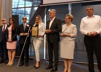 Kielecka radna Joanna Winiarska (w środku) odbiera nagrodę „Idol Specjalny” / Fundacja „Szansa dla Niewidomych”