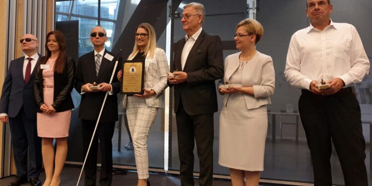 Kielecka radna Joanna Winiarska (w środku) odbiera nagrodę „Idol Specjalny” / Fundacja „Szansa dla Niewidomych”