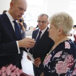 20.10.2019. Zagnańsk. Złote gody. Na zdjęciu (od lewej): Wojciech Ślefarski - wójt Zagnańska, Stanisław Gębski i Krystyna Gębska  / Jarosław Kubalski / Radio Kielce