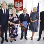 20.10.2019. Zagnańsk. Złote gody. Na zdjęciu (od lewej): Wojciech Ślefarski - wójt Zagnańska, Krystyna Gębska, Stanisław Gębski, Renata Janik - wicemarszałek województwa i Mirosław Gębski - starosta powiatu kieleckiego / Jarosław Kubalski / Radio Kielce