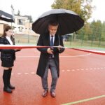 05.10.2019 Korzecko. Otwarcie wielofunkcyjnego boiska przy Szkole Podstawowej w Korzecku. Wstęgę przecina senator Krzysztof Słoń / Jarosław Kubalski / Radio Kielce