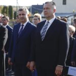 18.10.2019 Borków. Uroczystości w 100 - lecie istnienia szkoły podstawowej. Biskup Jan Piotrowski, Dariusz Meresiński - burmistrz Daleszyc i Grzegorz Gałuszka - radny sejmiku / Jarosław Kubalski / Radio Kielce