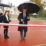 05.10.2019 Korzecko. Otwarcie wielofunkcyjnego boiska przy Szkole Podstawowej w Korzecku. Wstęgę przecina senator Krzysztof Słoń / Jarosław Kubalski / Radio Kielce