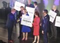 02.10.2019 Kielce. Uroczyste wręczenie promes na gospodarkę wodno-ściekową z Wojewódzkiego Fundusz Ochrony Środowiska i Gospodarki Wodnej w Kielcach. Promesy wręczają: Ryszard Gliwiński - prezes zarządu Wojewódzkiego Funduszu Ochrony Środowiska i Gospodarki Wodnej w Kielcach, Agata Wojtyszek - wojewoda świętokrzyski, Anna Krupka, wiceminister sportu i turystyki, Marek Ryszak, zastępca prezesa Narodowego Funduszu Ochrony Środowiska i Gospodarki Wodnej w Warszawie / Jarosław Kubalski / Radio Kielce
