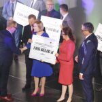 02.10.2019 Kielce. Uroczyste wręczenie promes na gospodarkę wodno-ściekową z Wojewódzkiego Fundusz Ochrony Środowiska i Gospodarki Wodnej w Kielcach. Promesy wręczają: Ryszard Gliwiński - prezes zarządu Wojewódzkiego Funduszu Ochrony Środowiska i Gospodarki Wodnej w Kielcach, Agata Wojtyszek - wojewoda świętokrzyski, Anna Krupka, wiceminister sportu i turystyki, Marek Ryszak, zastępca prezesa Narodowego Funduszu Ochrony Środowiska i Gospodarki Wodnej w Warszawie / Jarosław Kubalski / Radio Kielce