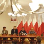 04.10.2019 Kielce. Podpisanie umów na zakup karetek dla ŚCRMiTS. Na zdjęciu (od lewej): Marta Solnica - dyrektor ŚCRMiTS, Janusz Cieszyński - wiceminister zdrowia, wojewoda Agata Wojtyszek i Joanna Janiszewska-Bujała - zastępca dyrektora Wydziału Bezpieczeństwa i Zarządzania Kryzysowego w Świętokrzyskim Urzędzie Wojewódzkim / Jarosław Kubalski / Radio Kielce