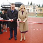 05.10.2019 Korzecko. Otwarcie wielofunkcyjnego boiska przy Szkole Podstawowej w Korzecku. Wstęgę przecinają: Robert Jaworski - burmistrz Chęcin i Anna Krupka - wiceminister sportu i turystyki / Jarosław Kubalski / Radio Kielce