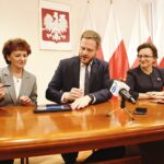 04.10.2019 Kielce. Podpisanie umów na zakup karetek dla ŚCRMiTS. Na zdjęciu (od lewej): Marta Solnica - dyrektor ŚCRMiTS, Janusz Cieszyński - wiceminister zdrowia i wojewoda Agata Wojtyszek / Jarosław Kubalski / Radio Kielce