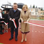 05.10.2019 Korzecko. Otwarcie wielofunkcyjnego boiska przy Szkole Podstawowej w Korzecku. Wstęgę przecinają: Robert Jaworski - burmistrz Chęcin i Anna Krupka - wiceminister sportu i turystyki / Jarosław Kubalski / Radio Kielce